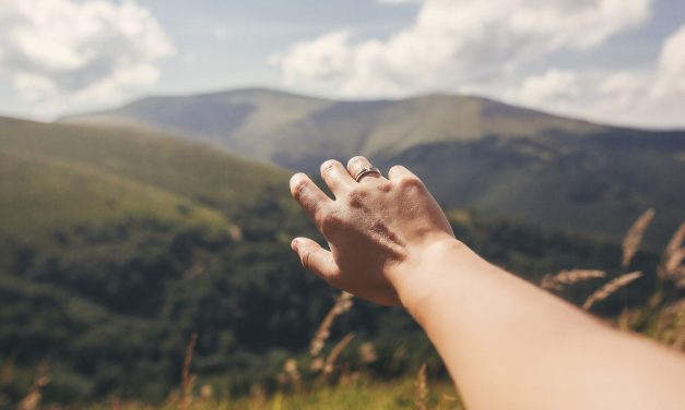 Why Do Your Fingers and Hands Swell Up While Hiking? (The Truth About “Sausage Fingers”)
